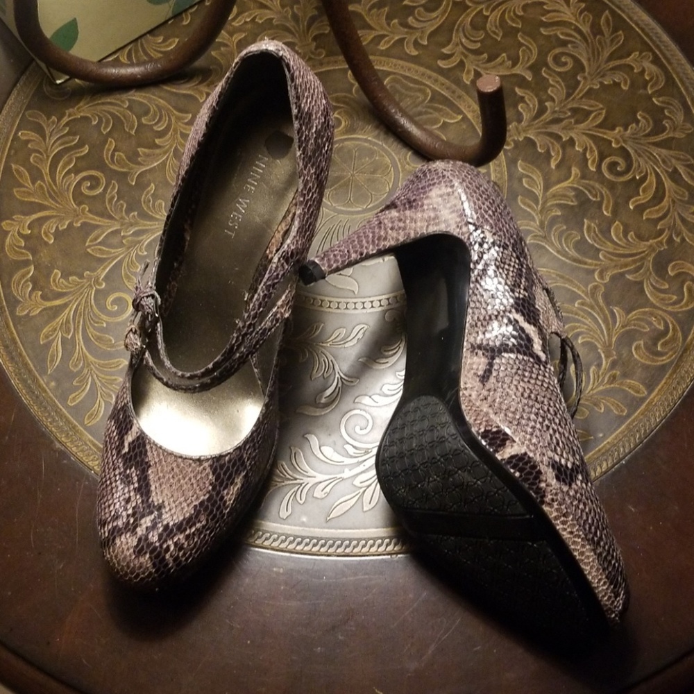 Shoes - Picture 2 of 4